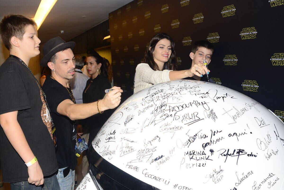 A pré-estreia de Star Wars - O Despertar da Força, realizada na noite desta terça-feira (15), em um shopping de São Paulo, contou com a presença de diversos famosos, fãs da saga Guerra nas Estrelas. Entre os convidados, estavam o casal Di Ferrero e Isabeli Fontana, que animados com o convite, autografaram uma grande cabeça de um soldado da Stormtroopers, a tropa de elite do Império Galático

Acesse o R7 Play e assista à programação da Record quando quiser

