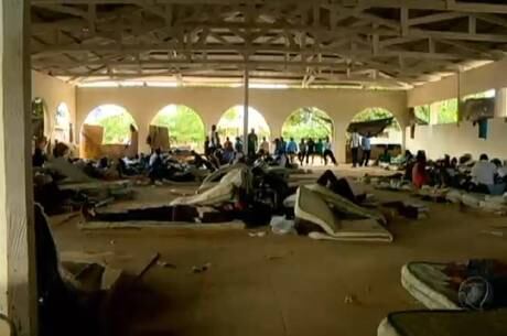 Haitianos ficam alojados em abrigos, onde recebem três refeições