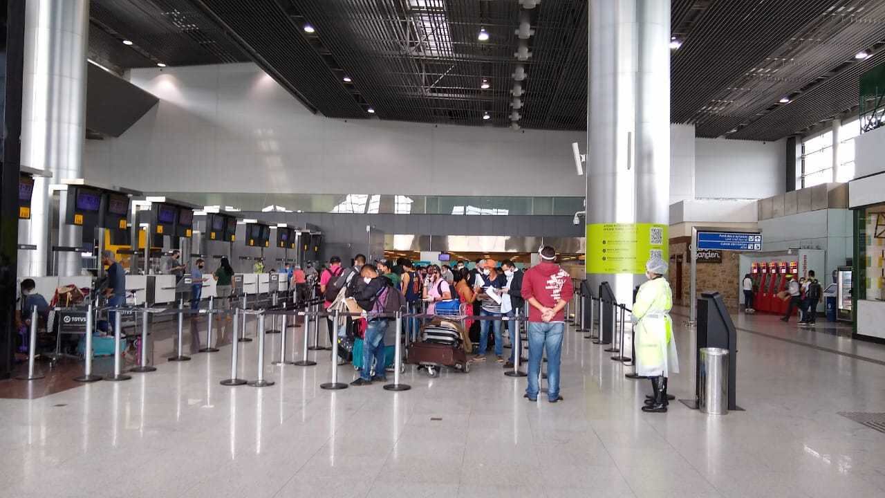 Cerca de 30 colombianos embarcaram de volta a seu país nesta quarta (10)
