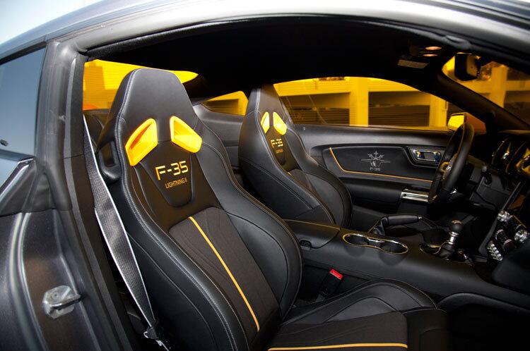 O interior do modelo também foi completamente reformulado, com bancos
Recaro, sistema de som personalizado e tapetes bordados com o emblema F-35
Lightning II