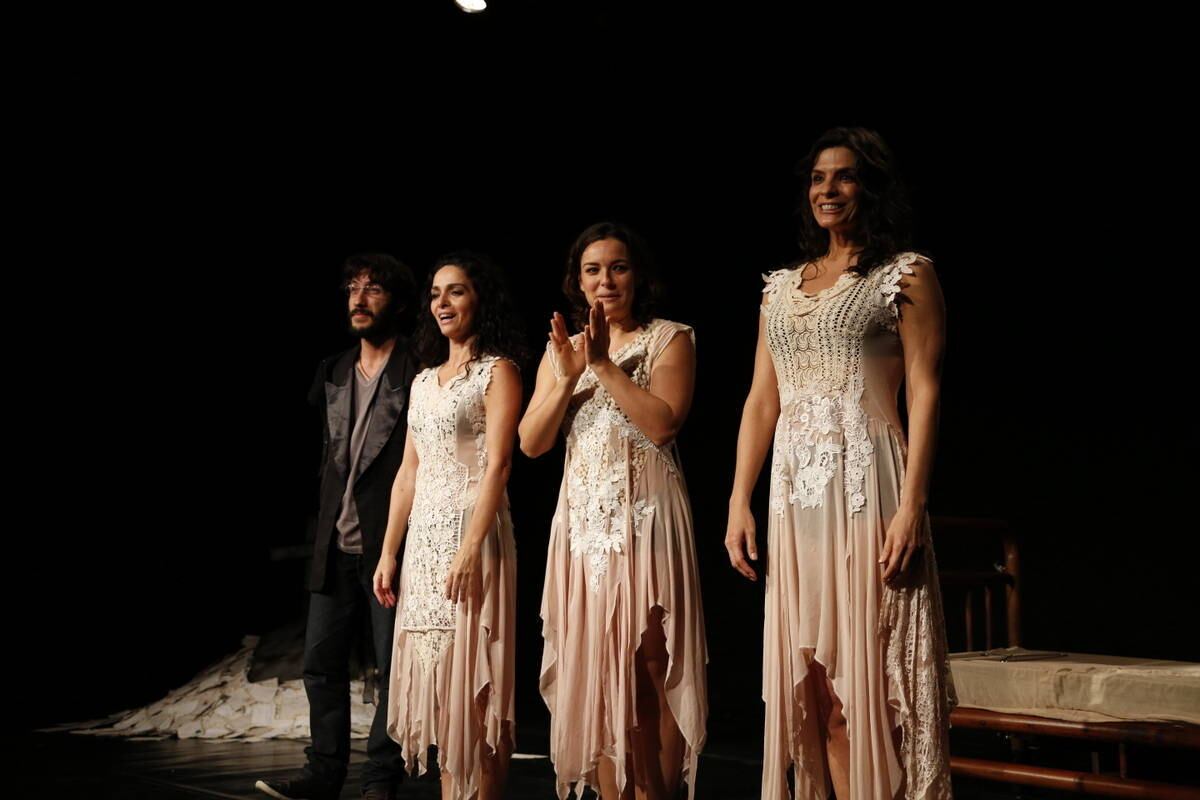 Atores no palco do espetáculo