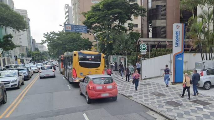 Vítima estava descendo do ônibus e caiu