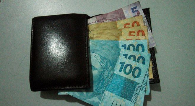 Trabalhador pode sacar até R$ 1.045, mesmo que tenha mais saldo