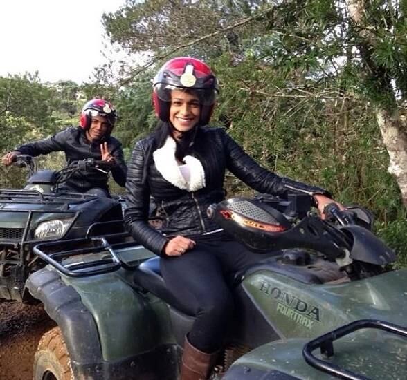 O volante da seleção brasileira, Luiz Gustavo postou uma foto radical com a mulher no dia de São Valentim para mostrar o amor pela gata...