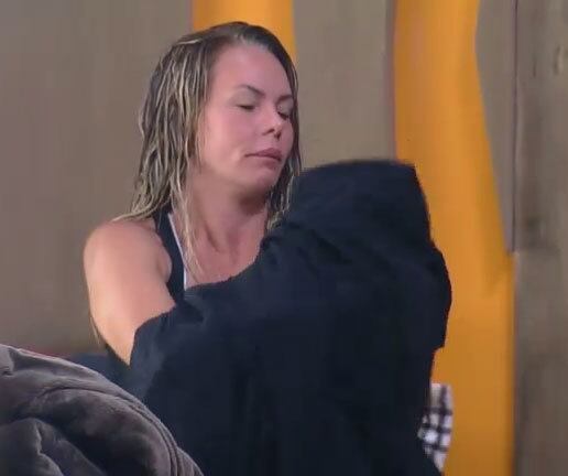 ...e sua bastante 


+ Quem você quer que continue na Fazenda? Vote quantas vezes quiser!

+ Aos 44 anos, Cris Mortágua mostra corpão e sensualidade em banho. Veja fotos! 

+ Em banho duplo, Babi e Sorvetão dividem o banheiro

+ Puxando o ronco! Peões se entregam ao sono no final da tarde

+ Cheinha? Débora pega pesado na academia com a ajuda de Marlos

+ Após chamar Débora de “inchadinha”, Marlos faz comentário sobre bumbum da namorada