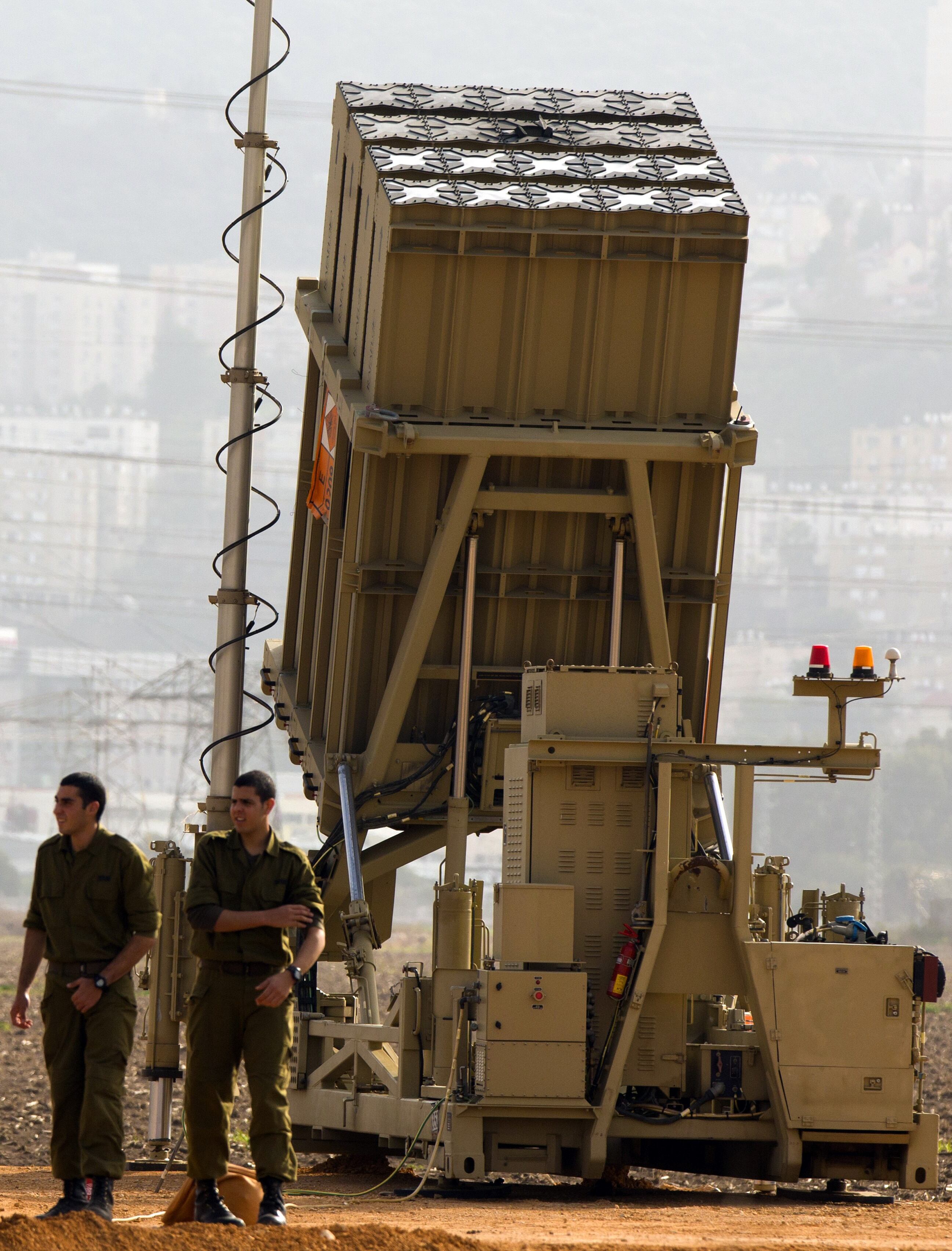 Militares israelenses estão posicionados nas fronteiras para evitar qualquer ataque