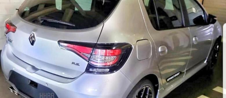 Repare nas lanternas que chegam à metade da tampa do porta-malas