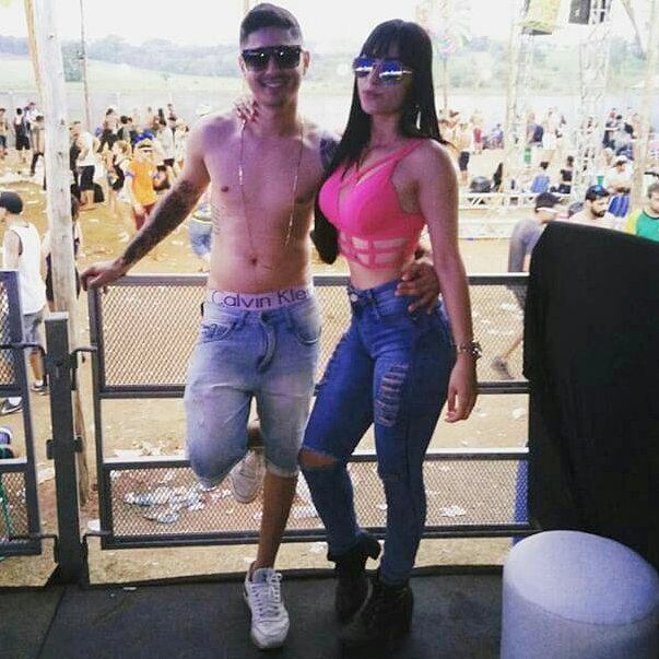 Antes de irem embora, os criminosos ainda atiraram no carro do rapaz.