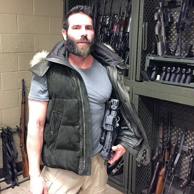 Até quando passa por apuros, o playboy do pôquer dá um jeito de tirar onda. Dan Bilzerian foi preso no final de 2014 no aeroporto de Los Angeles, nos Estados Unidos, por portar materiais explosivos proibidos. O "Rei do Instagram", como ficou conhecido, foi liberado um dia depois e não surgiram informações de como essa liberação havia sido conseguida