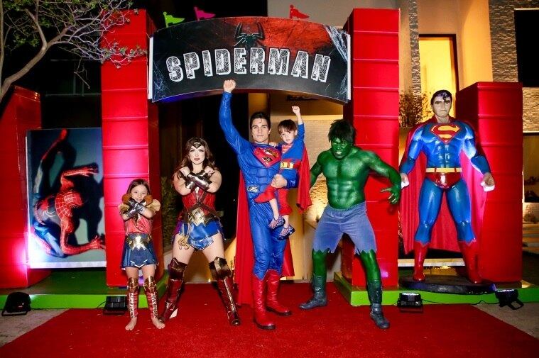 A grande produção de aniversário contou até com o super-heróis