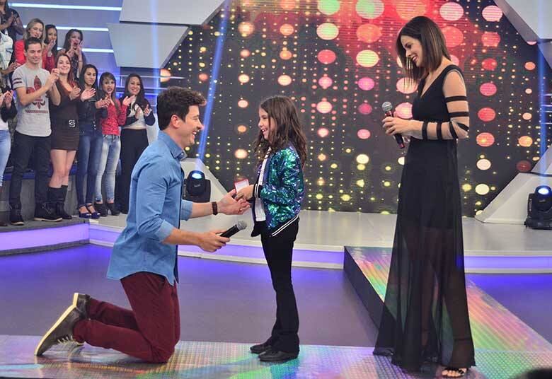 E é a filha do meio, Maria, quem entra carregando as alianças e, ao lado da caçula, Helena, testemunha o amor dos pais