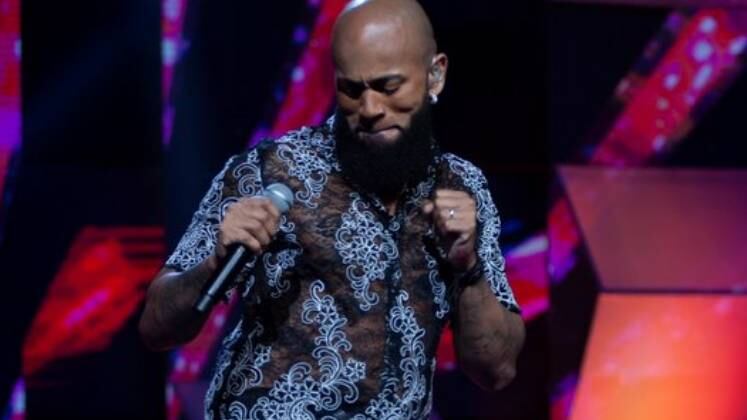 Com um jeito brincalhão, o competidor Diego Malane se divertiu no palco interpretando a música de Seu Jorge, São Gonça. O candidato e os jurados não ficaram parados e agitaram ao som da canção