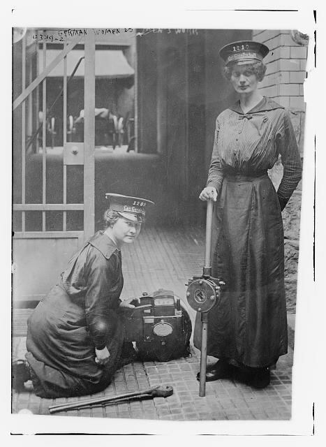 As alemãs posam com um relógio e um tubo medidor em frente a
uma instalação de gás durante a 1ª Guerra 