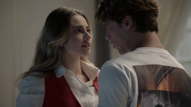 Enquanto Mirela estava preocupada com a saúde de Erick, Gustavo voltou a trair a namorada com Nicole (Gabriela Mag). Desta vez, eles ficaram juntos na pousada, mas não imaginavam que Plínio (Luan Argollo) iria ouvir os dois no quarto. Ele pensou que se tratava de Mirela e espalhou fofocas