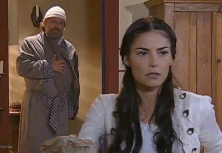 Entretanto, a família da moça fica ainda intrigada quando a situação financeira começa a melhorar. Apesar de questionada, a mulher fica com medo de revelar sobre sua decisão de "se vender em troca de dinheiro" e acaba expulsa de casa pelo próprio pai, Rodrigo
