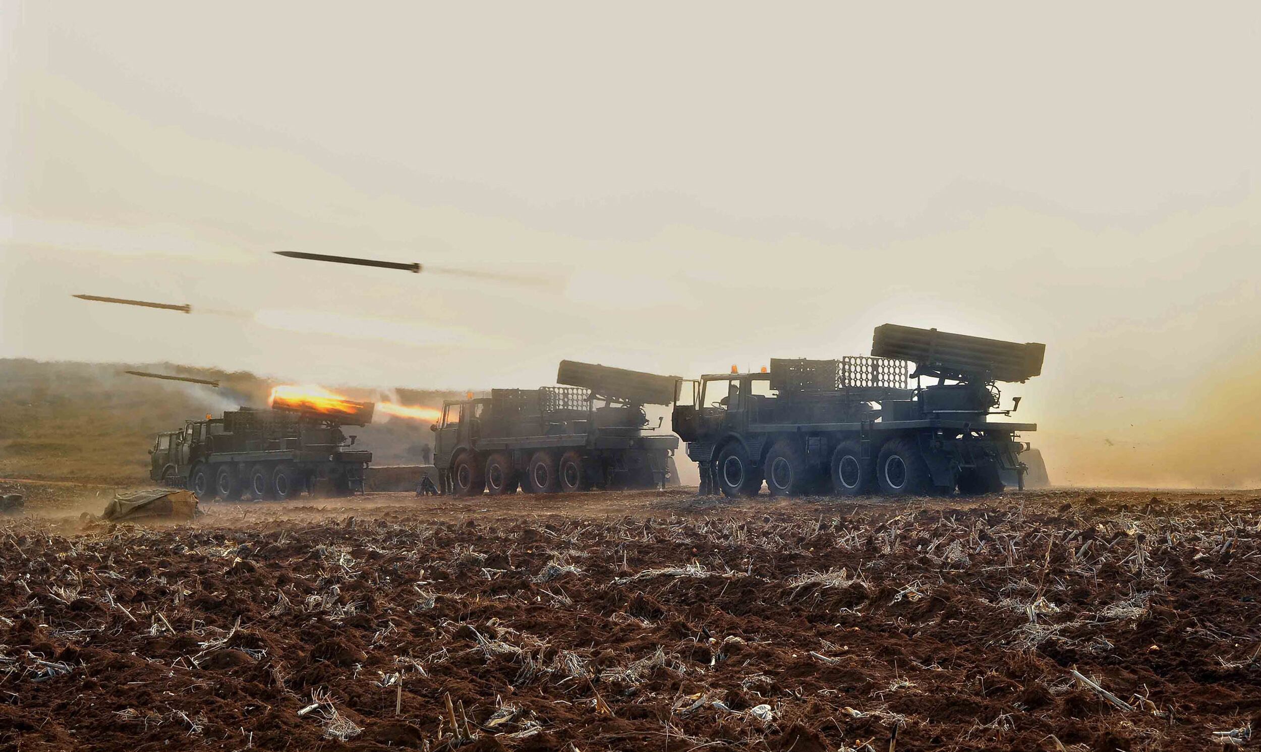 Coreia do Norte volta a fazer lançamento de mísseis durante uma simulação militar de guerra. O governo norte-coreano manteve mistério sobre o local do exercício. Recentemente, uma operação similar, com uma suposta bomba atômica, gerou atrito com os governos americano e sul-coreano