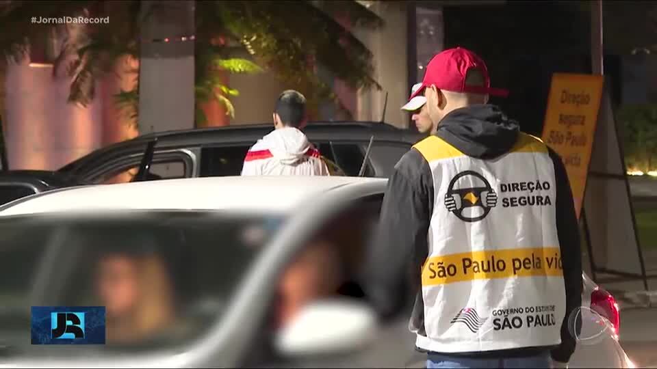 Motoristas se recusam a fazer teste do bafômetro para tentar escapar da prisão em flagrante