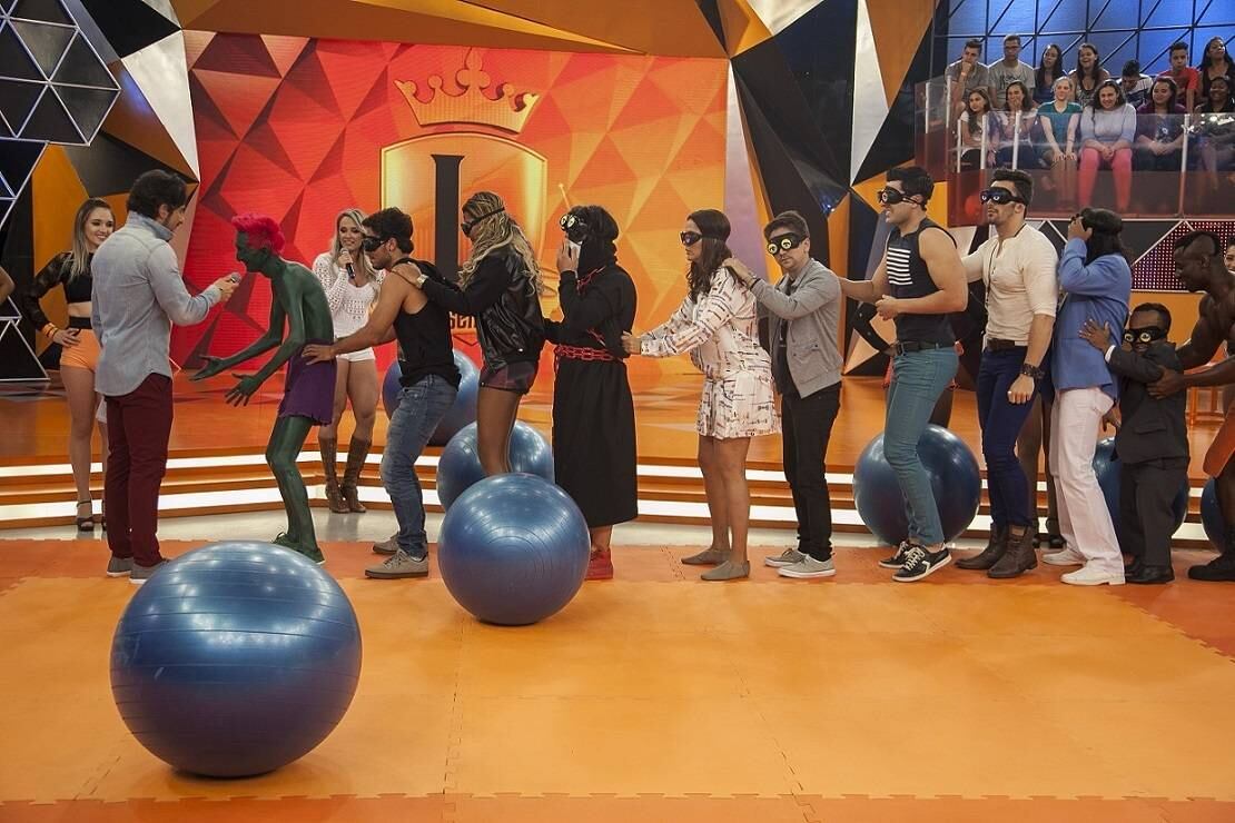 

No Dança das Bolas da Ellen, celebridades os
artistas são vendados e, enquanto a música toca, eles saem dançando pelo
cenário

+ Vídeo: Assista à íntegra do Legendários deste sábado (10)

+ Juju Salimeni decreta quando pretende parar de malhar: "Não quero ficar nessa noia do corpo"

+ Legendários também está no Facebook. Curta!

+ Siga a atração de Marcos Mion no Twitter!
