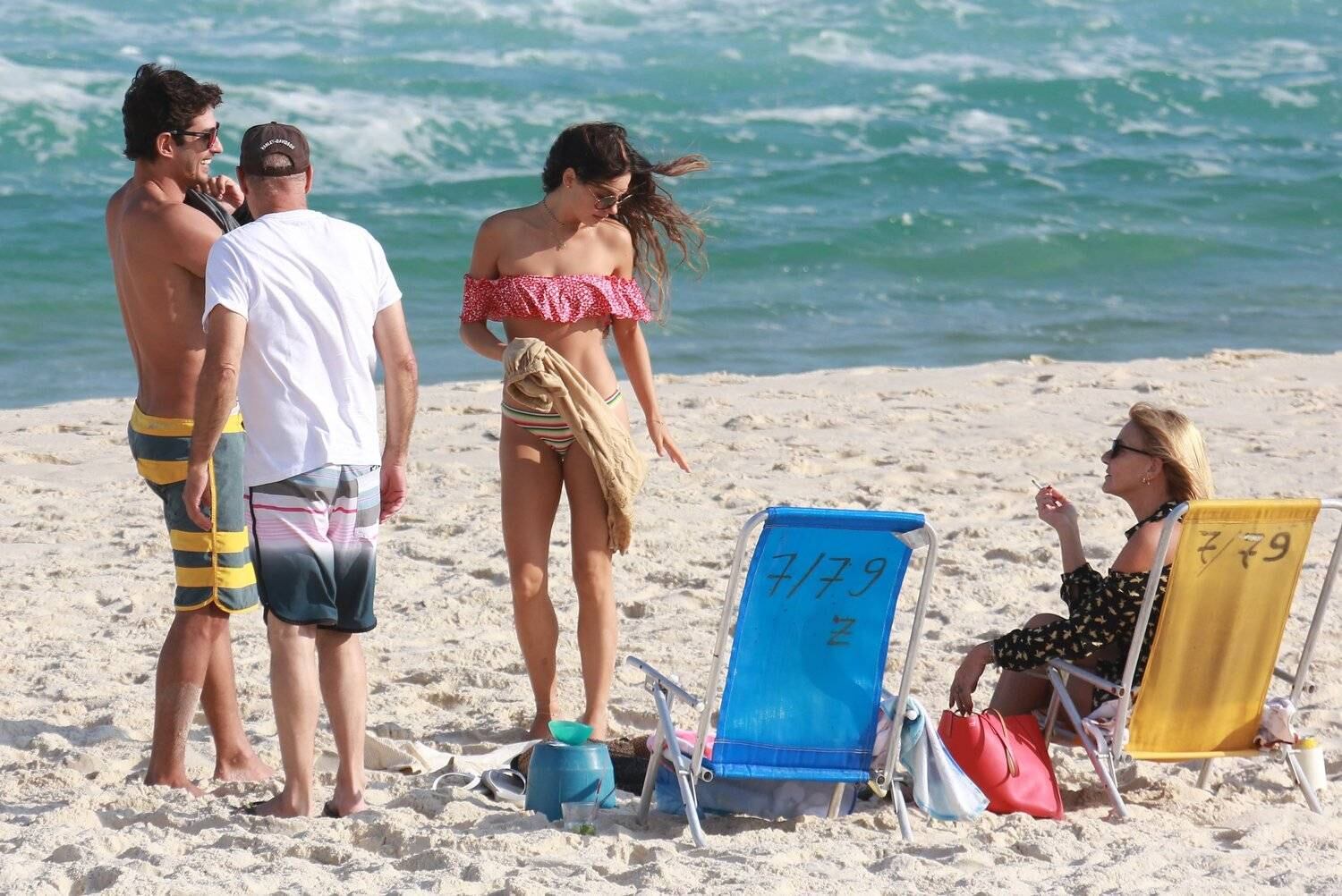 Isis Valverde é clicada com namorado em praia do Rio