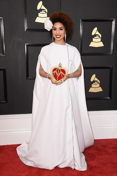 Joy Villa chegou com um vestido branco, que parecia simples