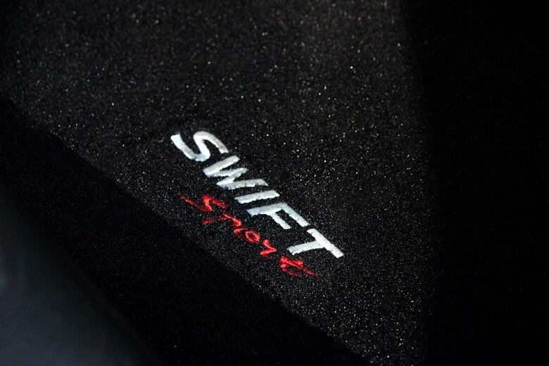 Nome do modelo vem bordado nos tapetes