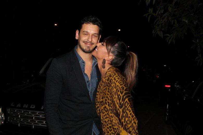 No início da semana, Sabrina Sato apareceu pela primeira vez com o novo namorado João Vicente de Castro, o ex-marido de Cleo Pires. E a julgar pela paixão estampada nos olhos da japonesa, o humorista do Porta dos Fundos realmente deve ter fisgado o coração da musa.

E João Vicente não está com moral apenas com Sabrina, mas também com os colegas da moça. Rodrigo Scarpa, o Repórter Vesgo, chegou a elogiar o rapaz, não sem antes fazer uma brincadeira



