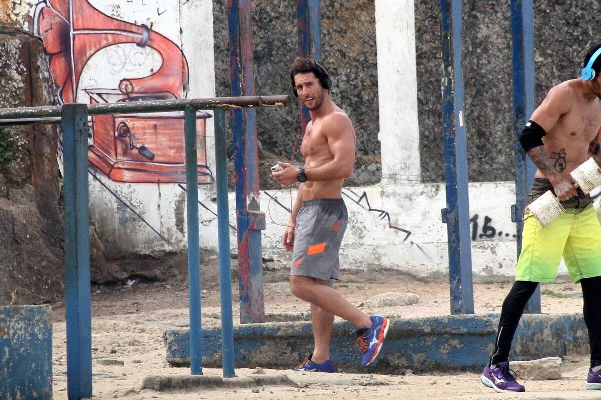 Flávio Canto se exercita na orla da praia da zona Sul do Rio, Rio de Janeiro