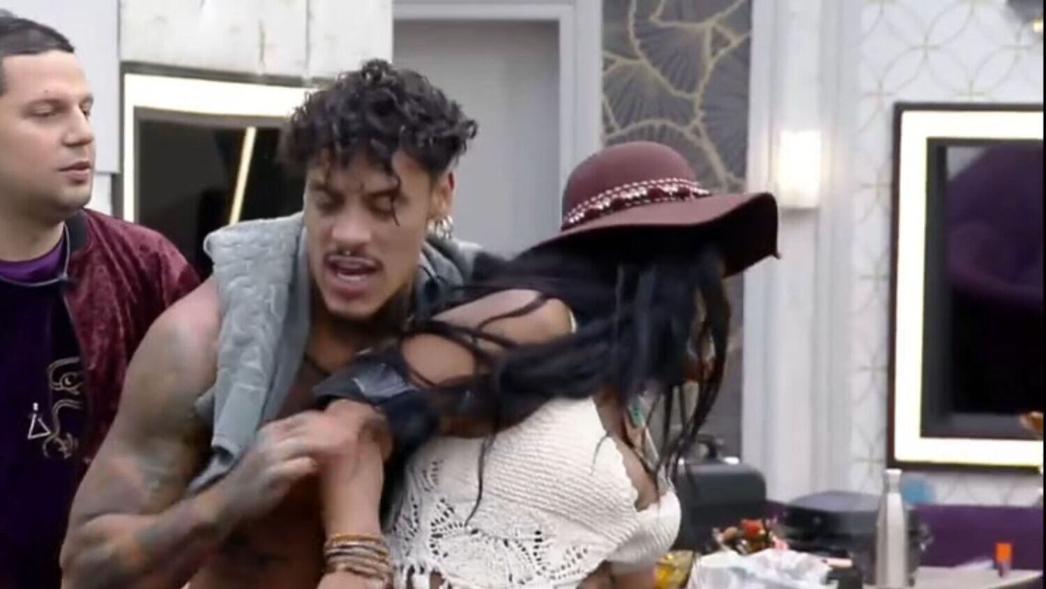 Ana Paula e Janielle já estavam soltando faíscas uma para a outra após reclamações da ex-paquita sobre louça suja. Na festa, a loira disse para Ricardo que se a estudante procurasse briga, ia "ver o que é inferno nessa casa", ela também falou que Jani a acha fraca no jogo. Do outro lado da festa, a estudante contou a Tálamo que não gostou da mudança de comportamento da ex-paquita: "Passando do ponto". As duas se encontraram na sala e rolou uma supertreta após tentativa de conversa: "Menos, bota o pé no chão, você não é a rainha da edição", berrou Jani. Murilo precisou tirar a amiga da sala, empurrando para fora