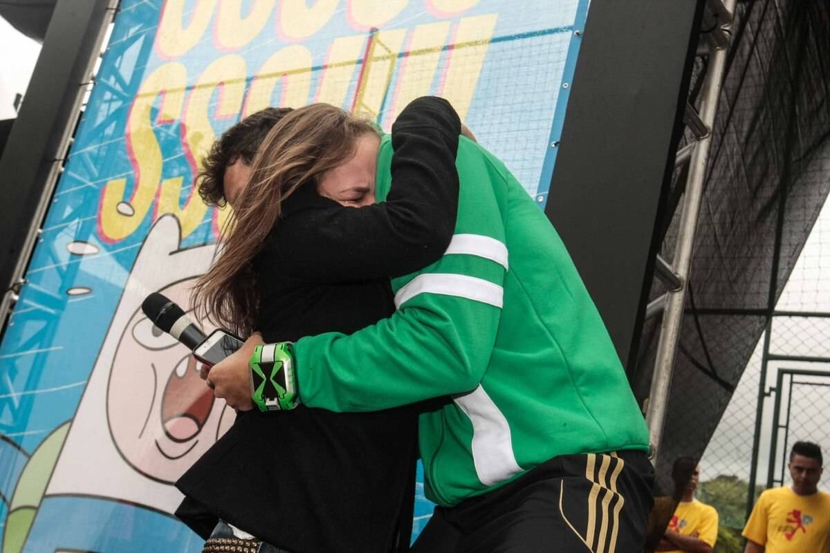 A jovem chorou bastante e foi consolada pelo apresentador