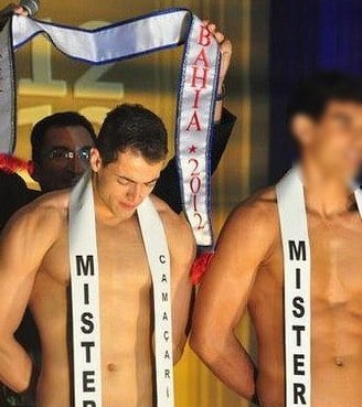 Os
quatro tinham saído de Camaçari, na região metropolitana de Salvador e viajavam
para passar o Dia dos Pais em Conceição do Coité. O trajeto entre as duas cidades
é de aproximadamente 200 km