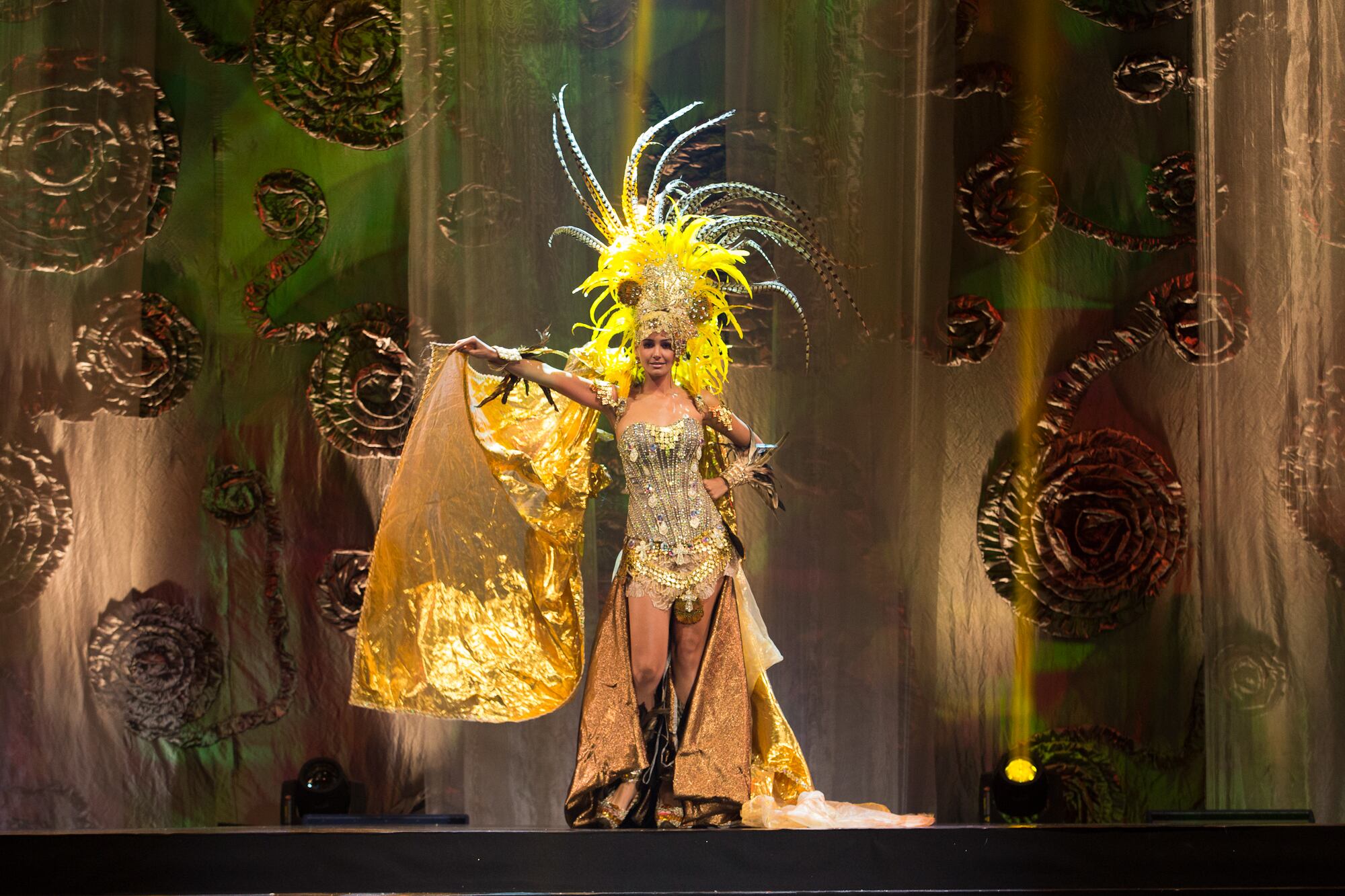 Lisianny Bispo, a Miss Sergipe, desfilou com a roupa Itabaiana - a Lenda da Cidade do Ouro, em homenagem a sua cidade natal