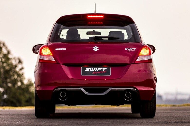 Traseira do modelo tem visual simples, com a esportividade reforçada pela dupla saída de escapamento em aço inoxidável e aerofólio com brake light integrado; modelo tem rodas aro 16 polegadas