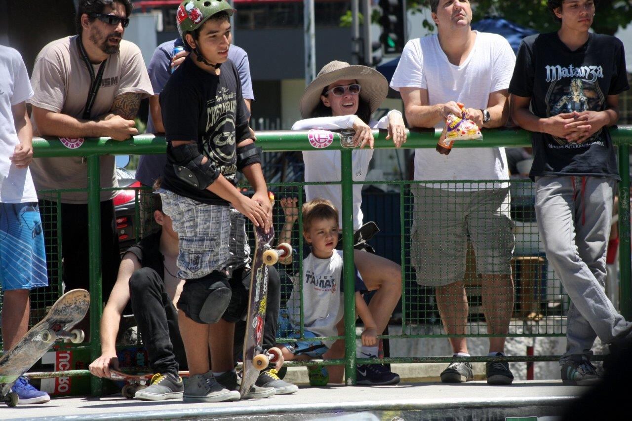 Mãe e filho observavam atentos manobras de skate
