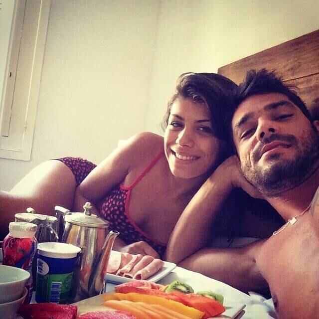 Franciele e Diego aparecem deitados em cama de hotel