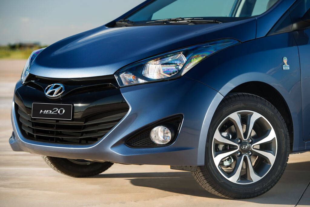 Uma das novidades é a grade dianteira, toda preta com acabamento estilo "black piano" na barra central. As rodas de liga leve aro 15 também são inéditas, agora diamantadas e com acabamento que mistura alumínio e cinza escuro