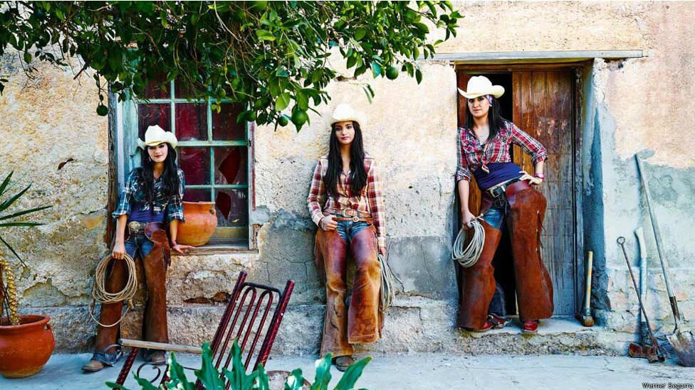 O fotógrafo porto-riquenho Werner Segarra passou meses fotografando os caubóis — homens e mulheres — "de la Cruz del Diablo", que habitam montanhas o norte do México.
Os caubóis levam seu gado pela montanha, em longas jornadas. A maioria deles vive no povoado de Huásabas.
As mulheres caubóis também se deixaram fotografar por Segarra. Menos numerosas que os vaqueiros homens, elas cumprem com a mesma eficiência o trabalho de transportar gado pelas montanhas.
Veja mais a seguir. As informações são da BBC Brasil