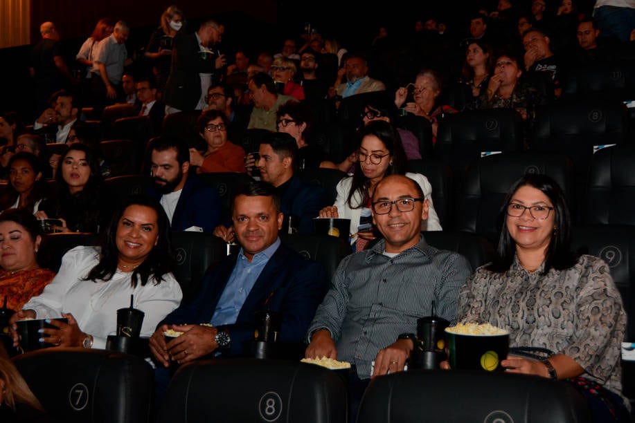Record TV RS recebeu convidados em sala de cinema para a estreia da série Reis
