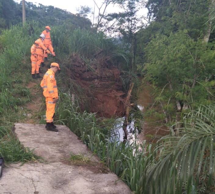 Bombeiros procuram as vítimas do acidente