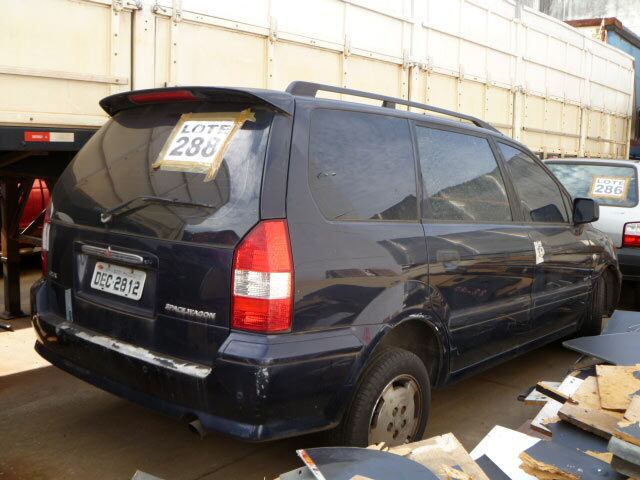 Essa Mitsubishi Space Wagon 2001/2002 também está no páreo. O lance inicial do carro é R$ 5.000
