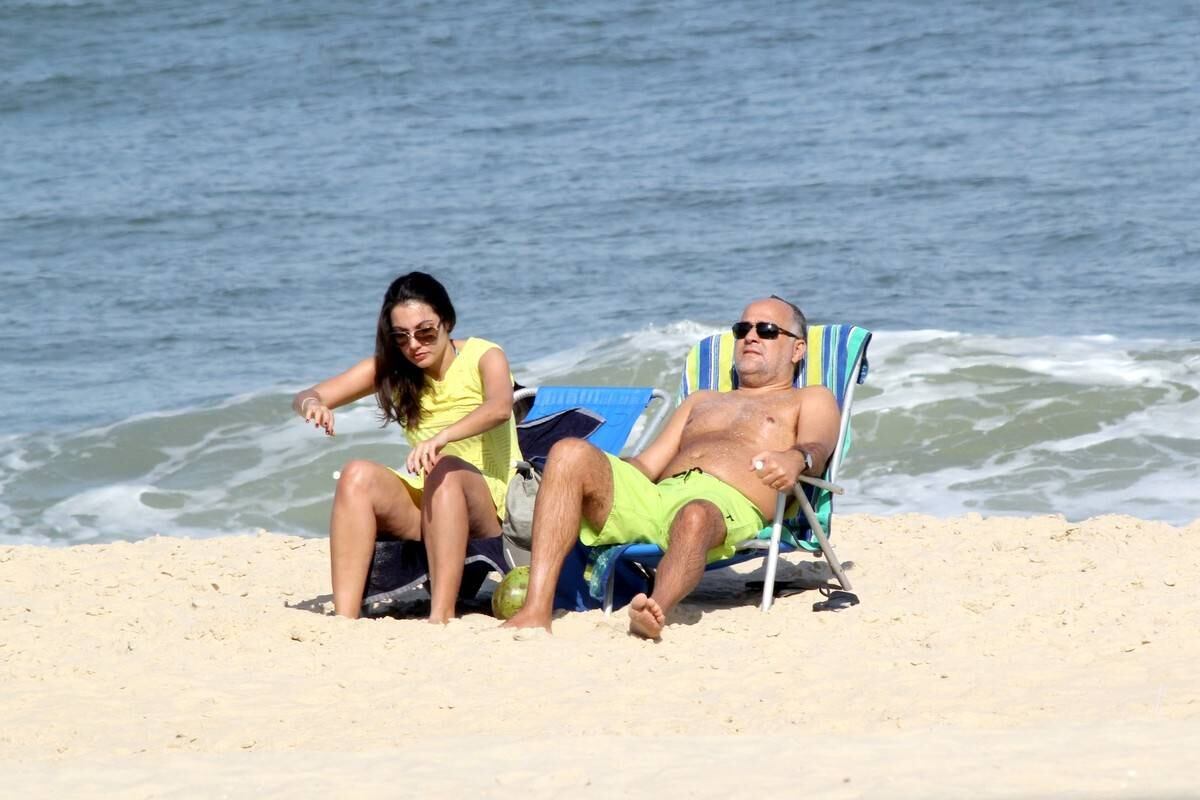 Patrícia Poeta tira o dia para reforçar o bronzeado em praia do Rio