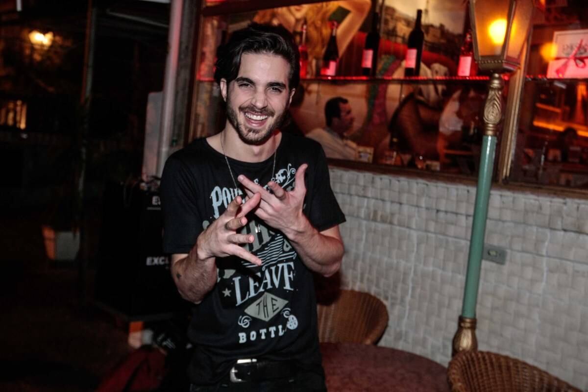 Na madrugada desta quinta-feira (2), Fiuk e Manu Gavassi resolveram jantar no restaurante Paris 6, em São Paulo. Porém, ao perceberem a presença dos fotógrafos decidiram fazer de tudo para não serem clicados juntinhos