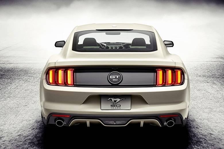 E na versão topo de linha, o Mustang preserva as raízes com o grandão 5.0 V8 com 425 cv e 54 kgfm de torque