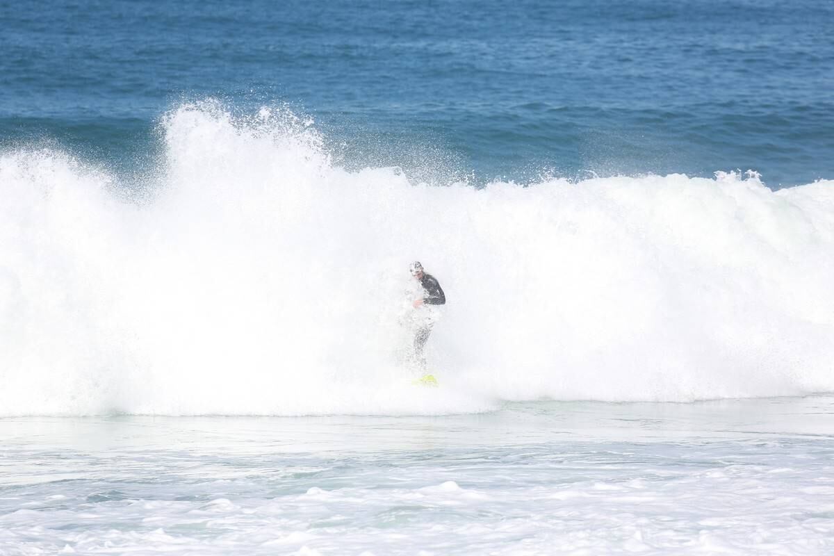 Cauã Reymond surfou no Recreio dos Bandeirantes nesta segunda-feira (21)
