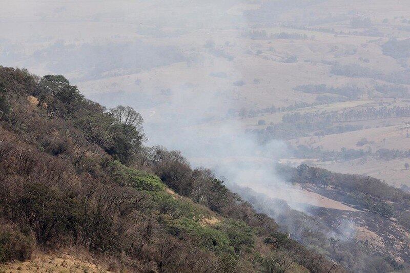 A cidade de Águas da Prata afirmou que o fogo começou no pé da Serra da Mantiqueira no sábado (5), na região do Paiol, bairro mais afastado da cidade, mas foi controlado