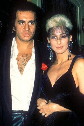 Cher não é só uma das rainhas do pop, como também reina quando o quesito são relacionamentos improváveis. Desde a década de 70, ela mantém um rolo interminável com o vocalista do Kiss, Gene Simmons