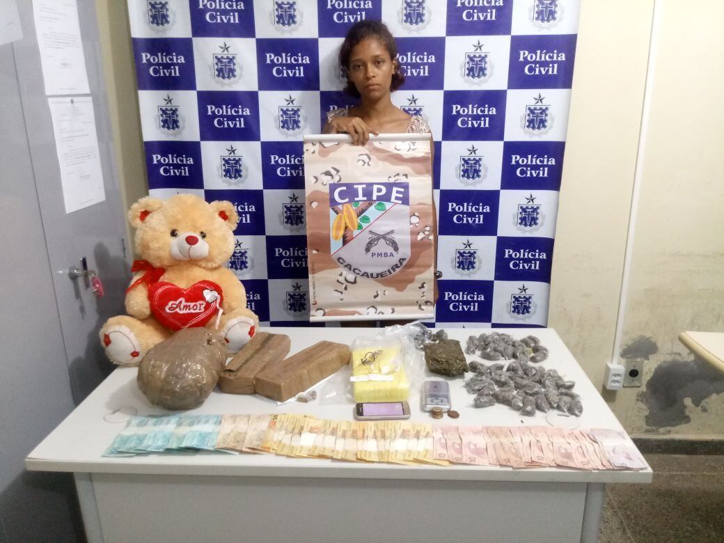 Jovem foi encontrada com cocaína e dinheiro dentro de urso de pelúcia