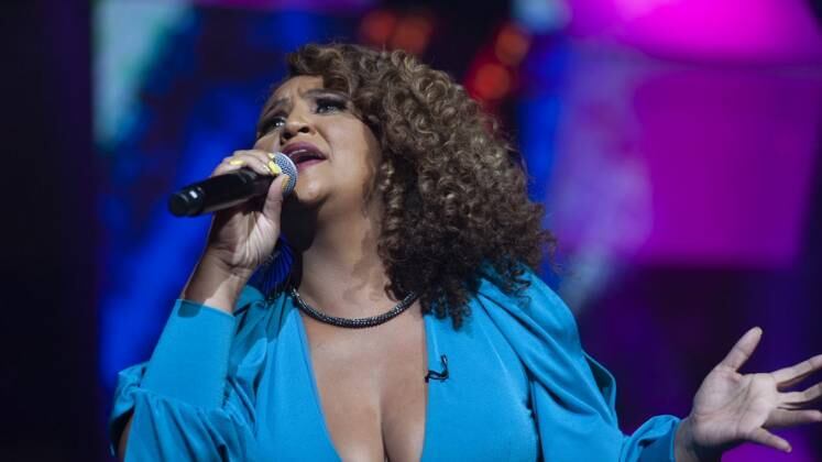 Didi Gomes é a terceira geração de cantores de sua família. Ela ousou na escolha e foi de O Bêbado e a Equilibrista, de Elis Regina. Após um duelo, Didi garantiu a vaga na semifinal