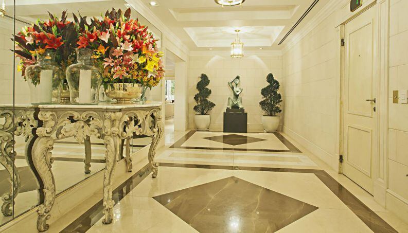 Para o presidente do Creci-SP (Conselho Regional de Corretores de Imóveis), José Augusto Viana Neto, "um imóvel dessa natureza não tem uma previsão de liquidez". "O número de eventuais interessados é muito pequeno. Normalmente, são pessoas do próprio meio que ela [Luciana] frequenta", observa, pontuando ainda que dificilmente se vende uma propriedade desse porte por meio de anúncio em site