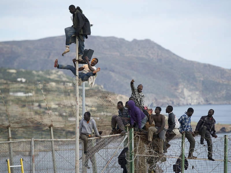 A população da Suíça não ficou apenas nas declarações, e aprovou em fevereiro um referendo que estabelece limites para a entrada de estrangeiros no país. A comunidade europeia ameaçou tomar medidas restritivas contra o governo suíço