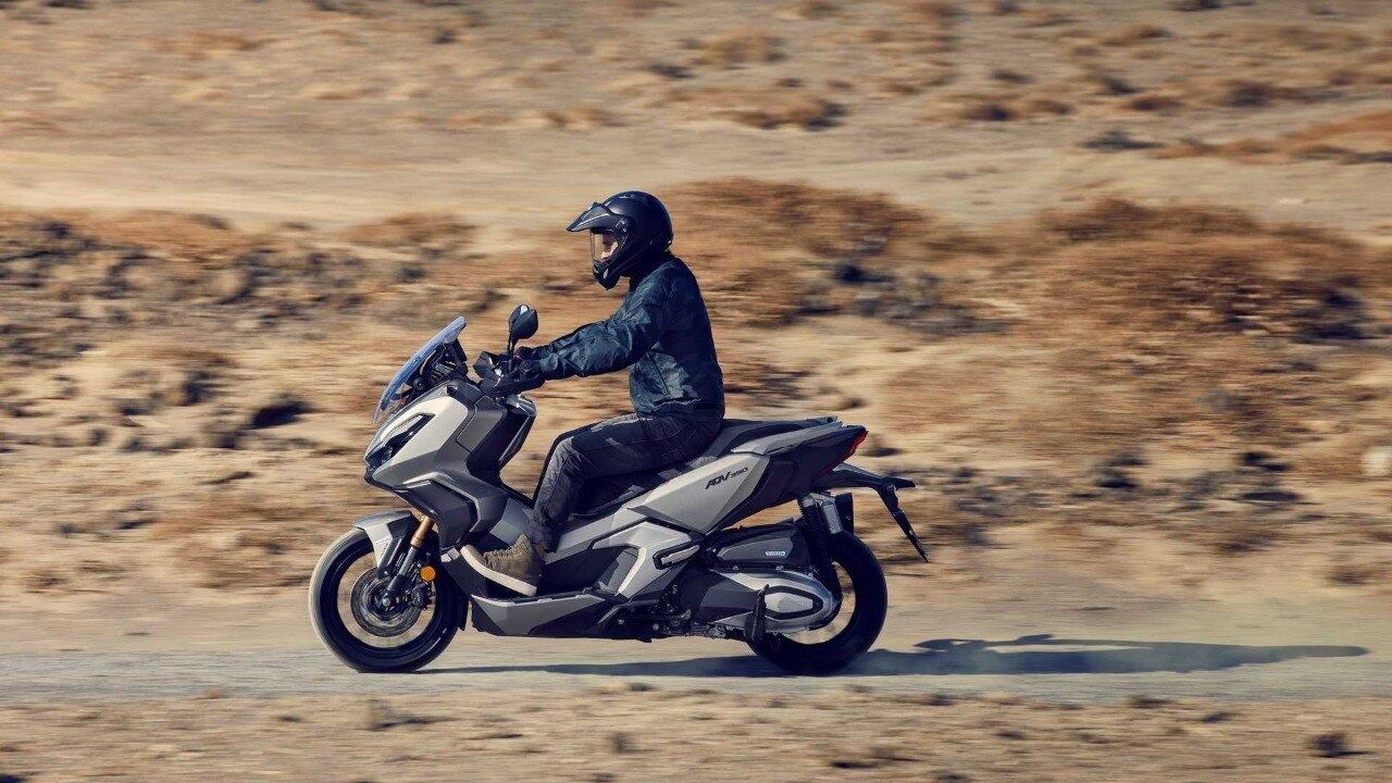 A Forza 350 tem garfo dianteiro invertido com bom curso: 125mm e 130mm na traseira (duplo amortecimento) com conjunto Showa